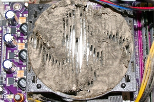 Verdreckter CPU-Kühlkörper eines Computers